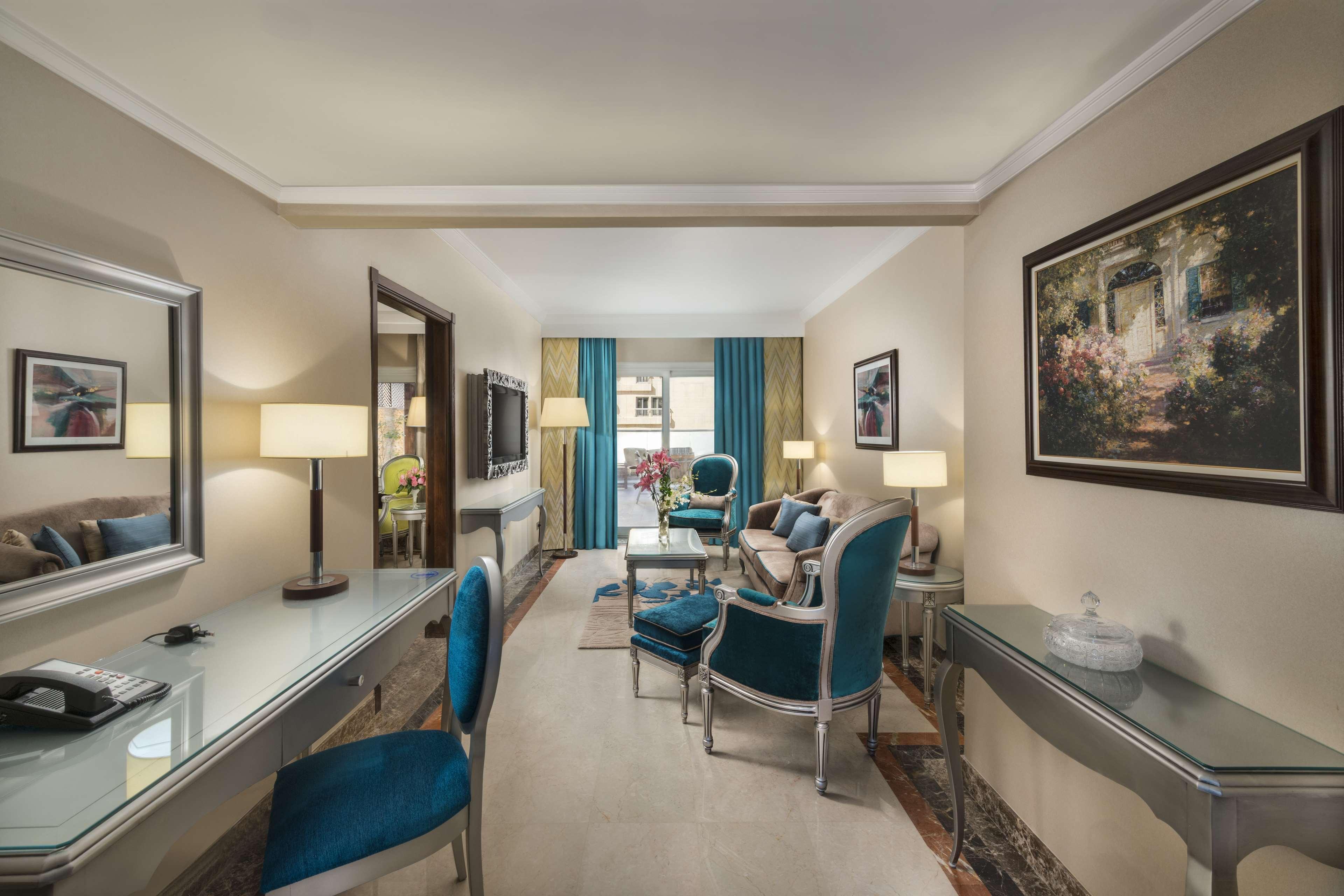 Hilton Alexandria Corniche Hotel Exteriör bild Suite