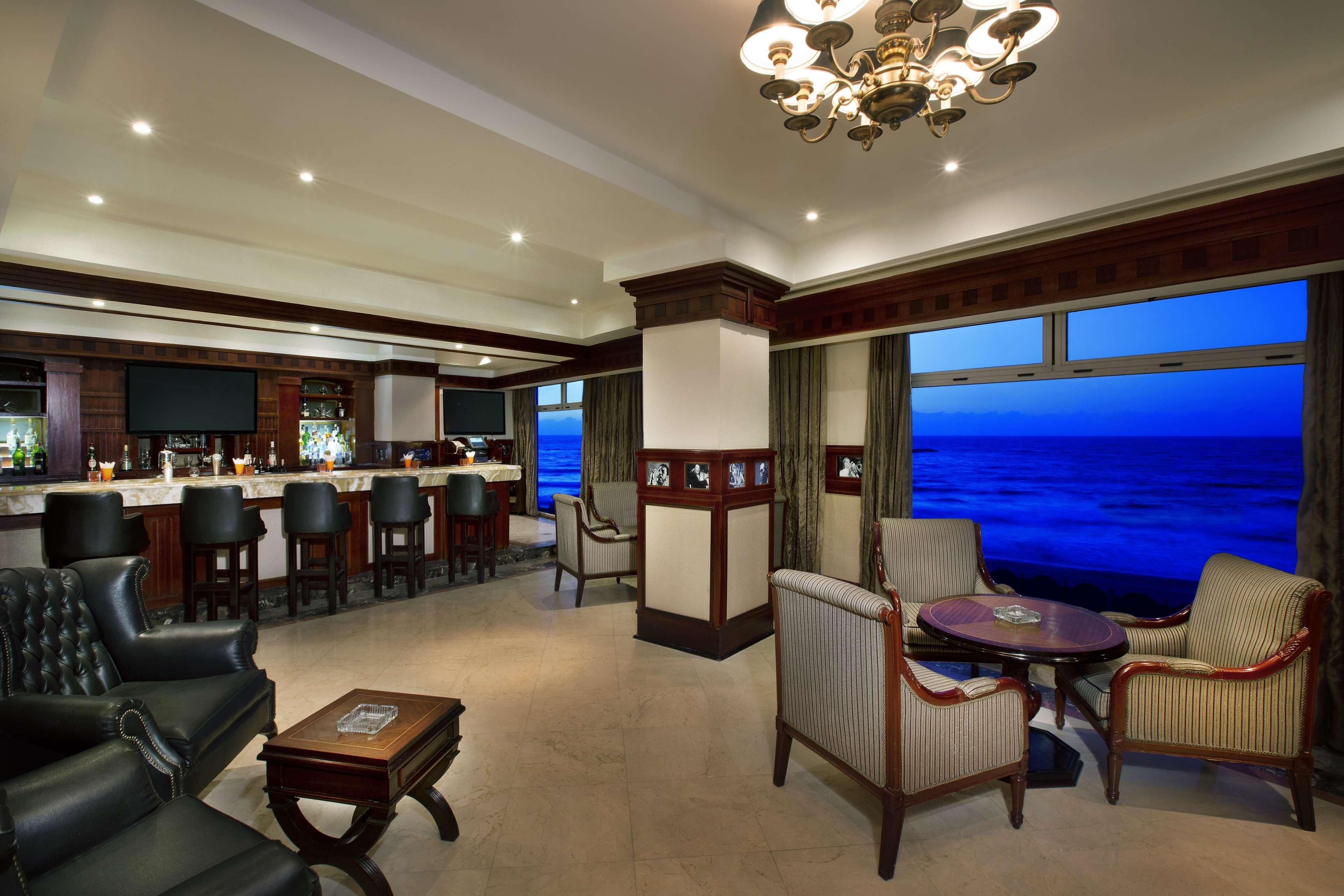 Hilton Alexandria Corniche Hotel Exteriör bild The Club Lounge at the airport