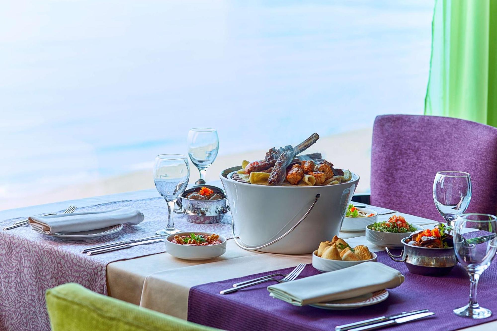 Hilton Alexandria Corniche Hotel Exteriör bild A table set for dinner