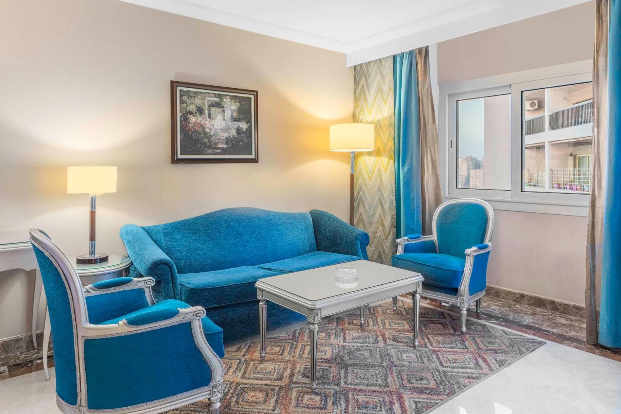 Hilton Alexandria Corniche Hotel Exteriör bild Suite