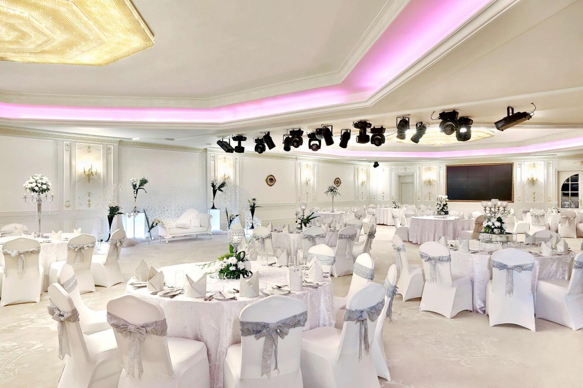 Hilton Alexandria Corniche Hotel Exteriör bild A wedding reception