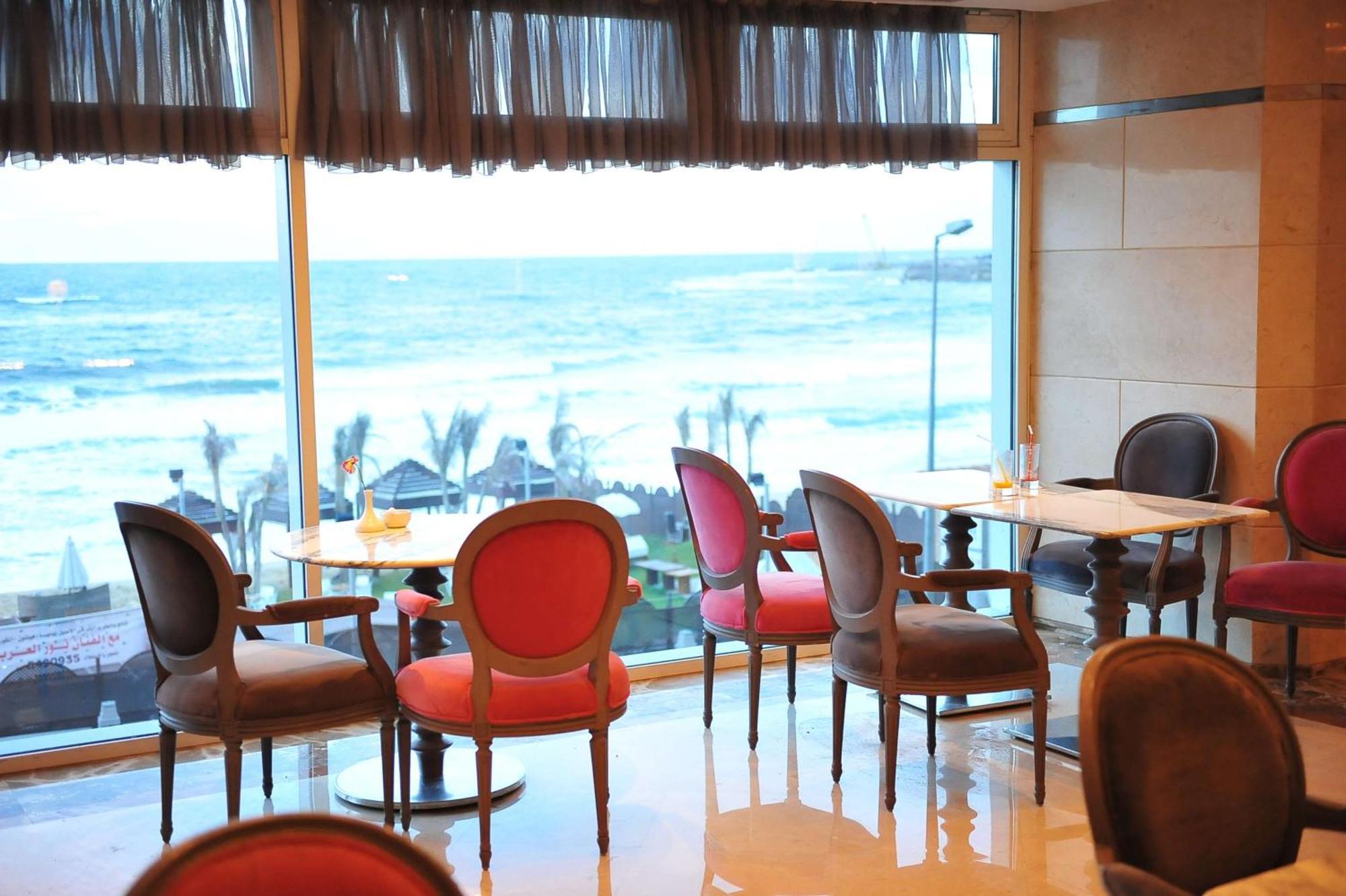 Hilton Alexandria Corniche Hotel Exteriör bild The lounge at the airport