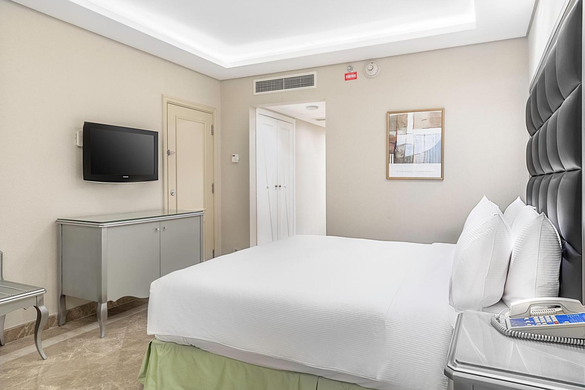Hilton Alexandria Corniche Hotel Exteriör bild A bedroom at the hotel